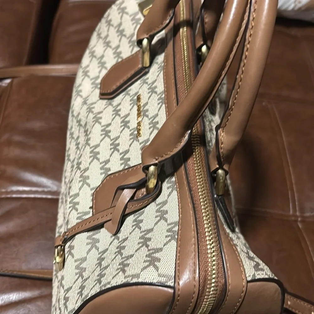 NWOT Michael Kors bag no signs of wear. Stickers are still on bottom.